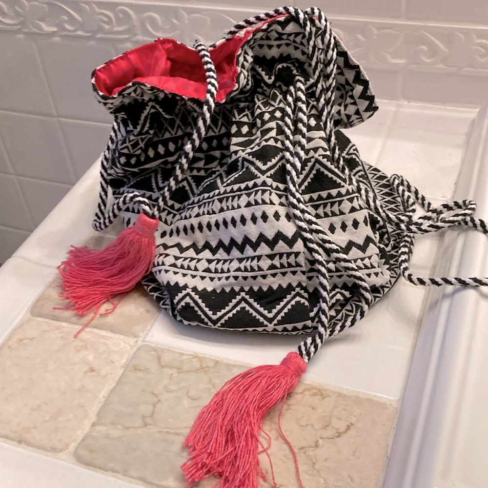 Santa Fe style over the shoulder, duffel type bag.